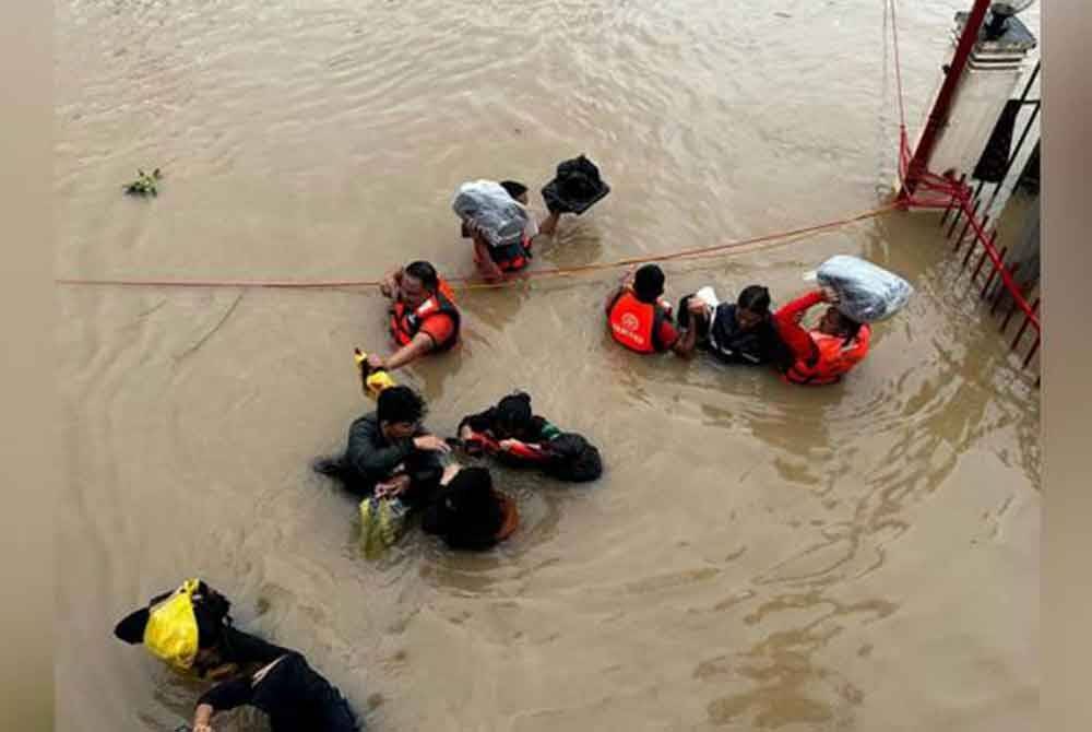 Filipina ketika ini dilanda bencana alam susulan hujan lebat yang dibawa Ribut Tropika Trami seperti dilihat di Camarines Sur. Foto Reuters