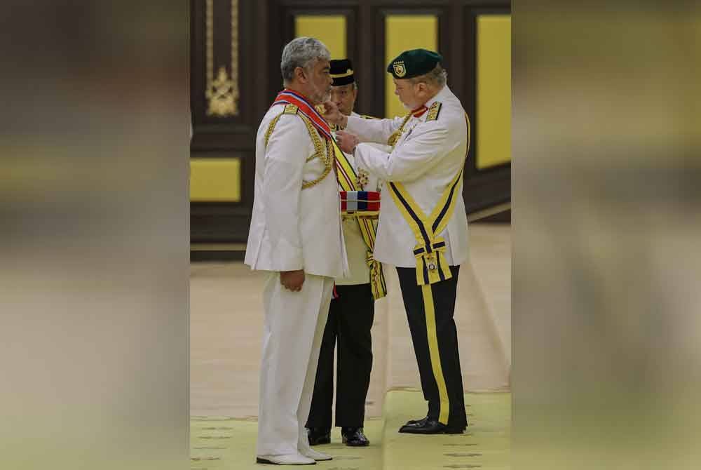 Sultan Ibrahim berkenan mengurniakan darjah Panglima Gagah Angkatan Tentera (PGAT) kepada Panglima Tentera Laut ke-19 Laksamana Datuk Zulhelmy Ithnain pada Istiadat Pengurniaan Darjah Kepahlawanan Angkatan Tentera Malaysia (DKAT) 2024 sesi pertama di Balairung Seri, Istana Negara hari ini. Foto Bernama