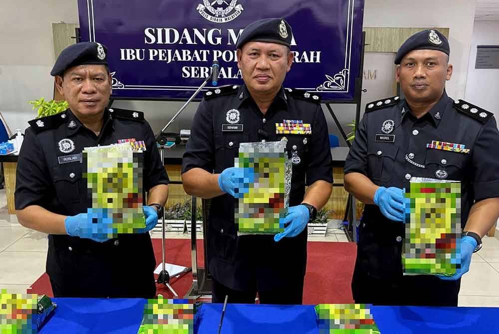 Mohd Sohaimi (tengah) menunjukkan antara 20 bungkusan dadah syabu bernilai lebih RM700,000 yang dirampas dalam satu operasi khas di sekitar Seri Alam pada sidang media di Ibu Pejabat Polis Daerah Seri Alam hari ini. Foto Bernama