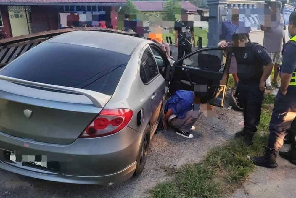 Suspek berjaya ditahan polis selepas kenderaan dinaiki terbabas merempuh pagar perumahan Jabatan Kerja Raya Rembau(ihsan polis)