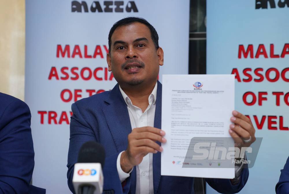 Sheikh Awadh menunjukkan surat rasmi MATTA kepada Perdana Menteri, Datuk Seri Anwar Ibrahim supaya satu perbincangan diadakan bagi mewujudkan situasi menang-menang kerajaan dan pemain industri.