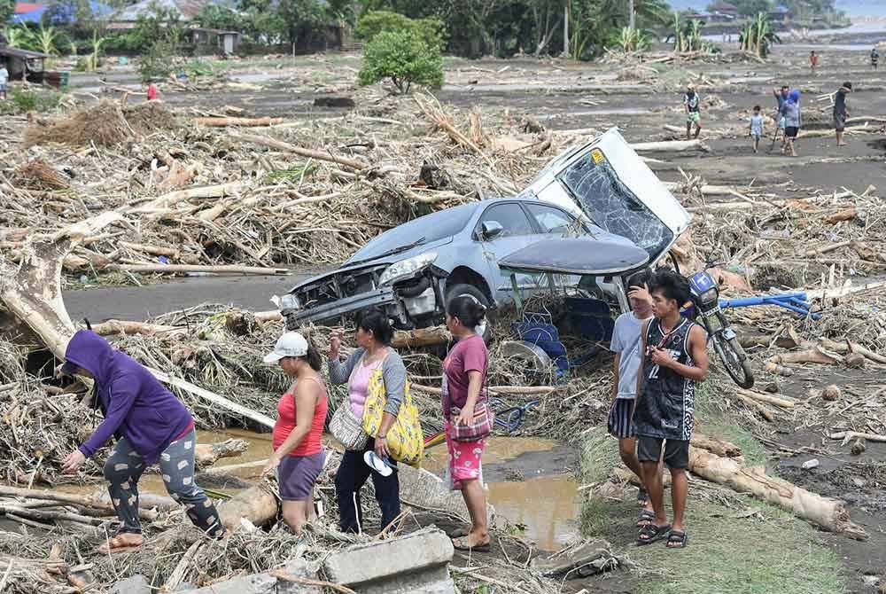 Amaran ribut dikeluarkan di 21 wilayah, termasuk lima wilayah yang baru-baru ini dilanda Ribut Tropika Trami, menyebabkan 125 kematian dan lebih 935,000 orang hilang tempat tinggal.