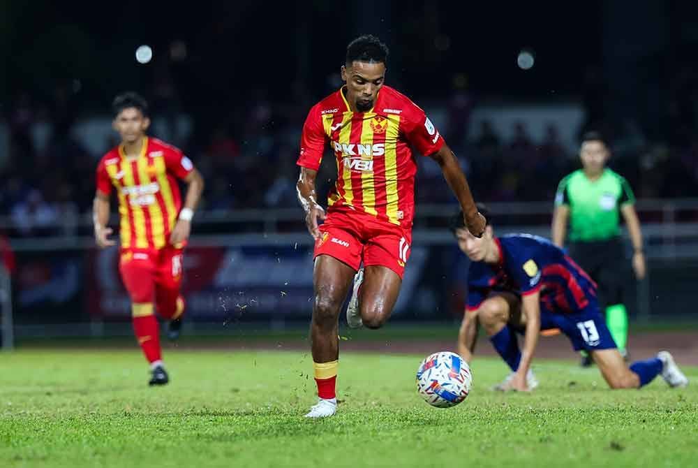 Pemain Selangor FC Alvin Matues Fortes (tengah) mengawal bola pada perlawanan Liga Super 2024-2025 di Stadium Majlis Bandaraya Petaling Jaya, Ahad lalu. Foto Bernama