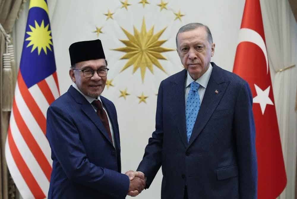 Keakraban hubungan Turkiye-Malaysia yang diterajui Anwar (kiri) dan Erdogan bakal menjadi tunjang pengukuhan suara dunia Islam di mata dunia.