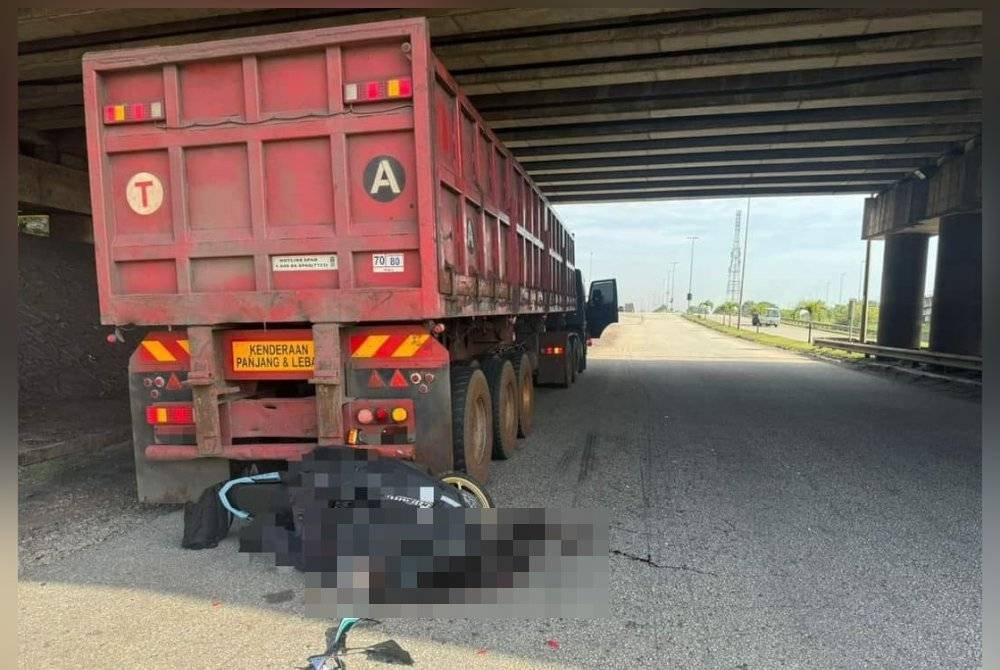 Seorang pekerja kilang maut apabila motosikal ditungganginya merempuh sebuah lori yang berhenti secara tiba-tiba di Jalan Kuantan-Gebeng berhampiran Taman Perindustrian Kuantan Malaysia-China, di sini pada Selasa. Foto FB Polis Trafik Kuantan.