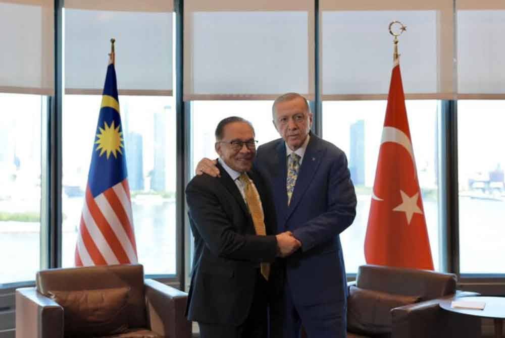 Perdana Menteri, Datuk Seri Anwar Ibrahim (kiri) mempunyai hubungan yang amat rapat dengan Presiden Turkiye, Recep Tayyip Erdogan.