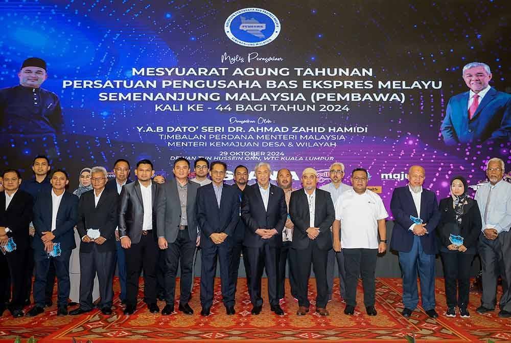 Ahmad Zahid (enam dari kanan) bergambar bersama ahli-ahli Persatuan Pengusaha Bas Ekspres Melayu Semenanjung Malaysia (PEMBAWA) pada majlis Perasmian Mesyuarat Agung Tahunan PEMBAWA kali ke-44 bagi tahun 2024 di WTC Kuala Lumpur, pada Selasa. Turut hadir Yang Dipertua PEMBAWA, Laili Ismail (lima dari kanan). Foto Bernama