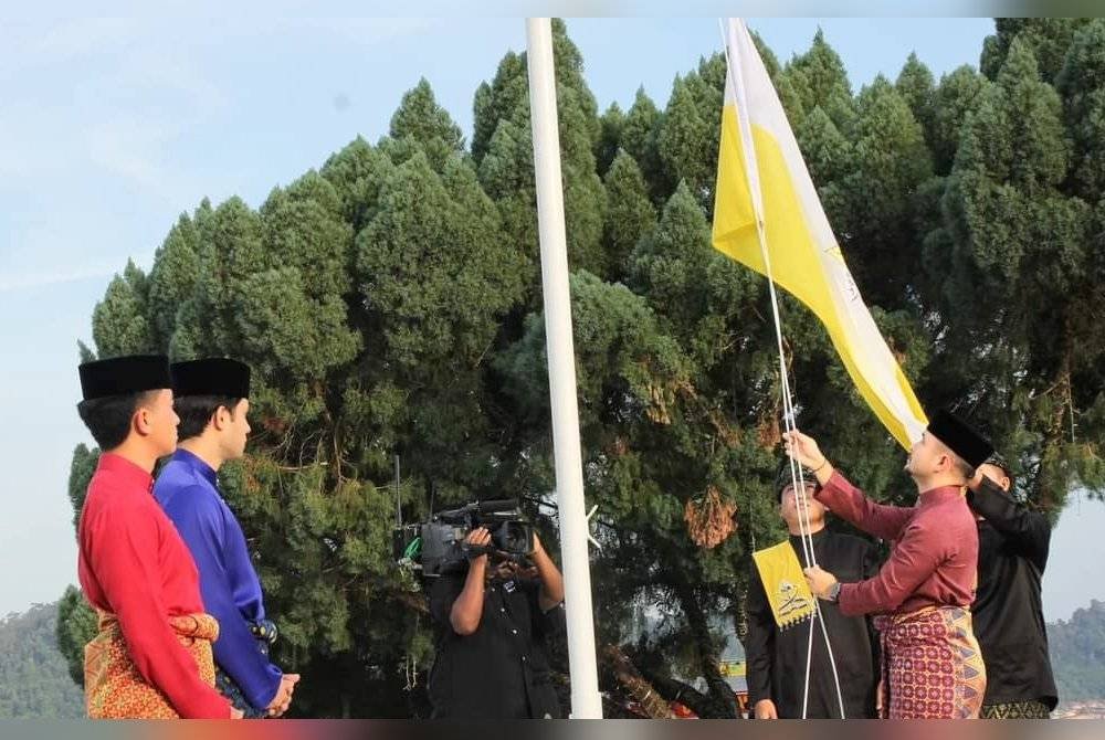 Tengku Amir Nasser menaikkan bendera ketika menyempurnakan Istiadat Menutup Kerja, perkahwinan diraja Tengku Muhammad dan pasangannya, Tengku Natasya Puteri di Istana Abdulaziz di Kuantan pada Selasa. Foto Kesultanan Pahang