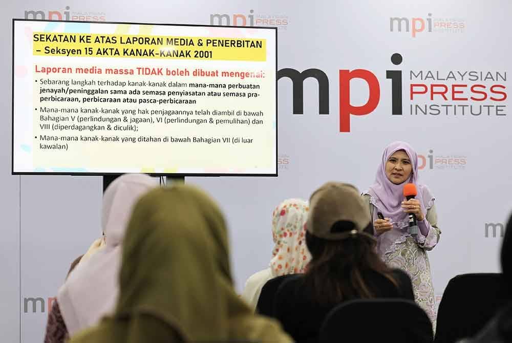 Dr Farah Nini menyampaikan ceramah berkenaan Melindungi Hak Kanak-kanak Untuk Pengamal Media di Malaysian Press Institute (MPI), pada Selasa. Foto Bernama