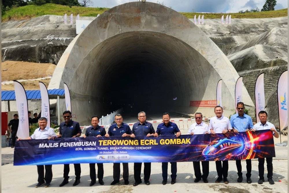 Terowong Gombak sepanjang 959 meter bagi Projek Laluan Rel Pantai Timur (ECRL) mencapai kejayaan penembusan sebulan lebih awal daripada jadual yang ditetapkan. Foto Facebook Ng Sze Han