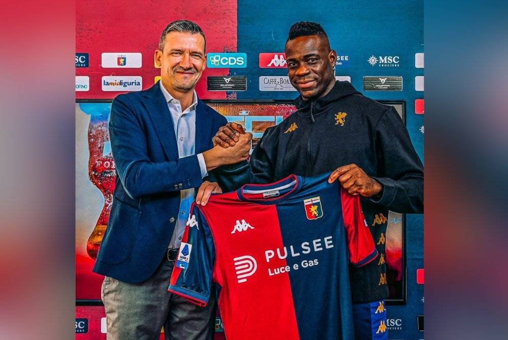 Balotelli (kanan) ketika menyertai Genoa yang mengibarkan cabaran di Serie A. Foto Agensi