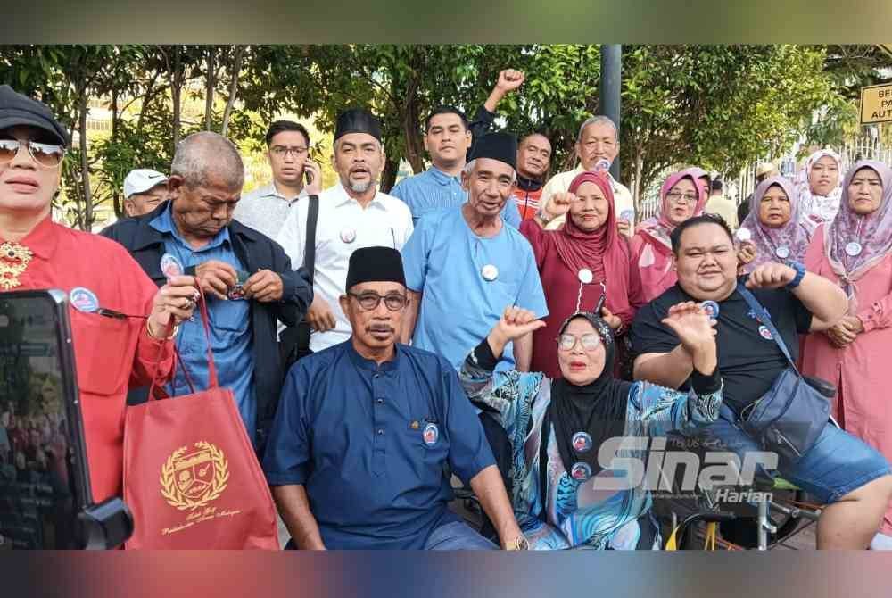 Penyokong Najib berkumpul di hadapan pintu masuk Kompleks Mahkamah Kuala Lumpur bagi memberi sokongan moral kepada bekas Perdana Menteri itu. Foto Sinar Harian - HISYAMUDDIN AYUB