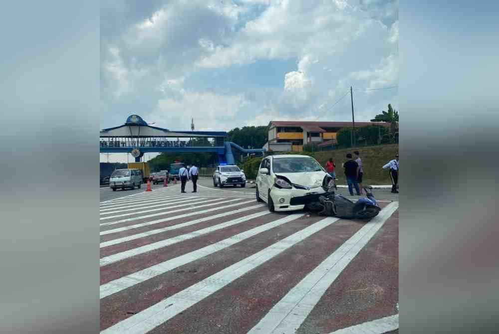 Seorang penunggang motosikal maut, manakala pemboncengnya parah selepas terlibat kemalangan dengan sebuah MPV di KM 25 Jalan Johor Bahru-Ayer Hitam menghala ke Kulai pada Selasa. Foto IPD Kulai