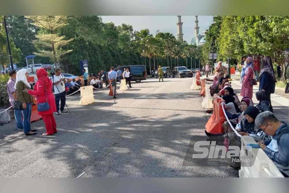 Penyokong Najib mula berkumpul di hadapan pintu masuk Kompleks Mahkamah Kuala Lumpur seawal pagi bagi memberi sokongan moral kepada bekas Perdana Menteri itu.