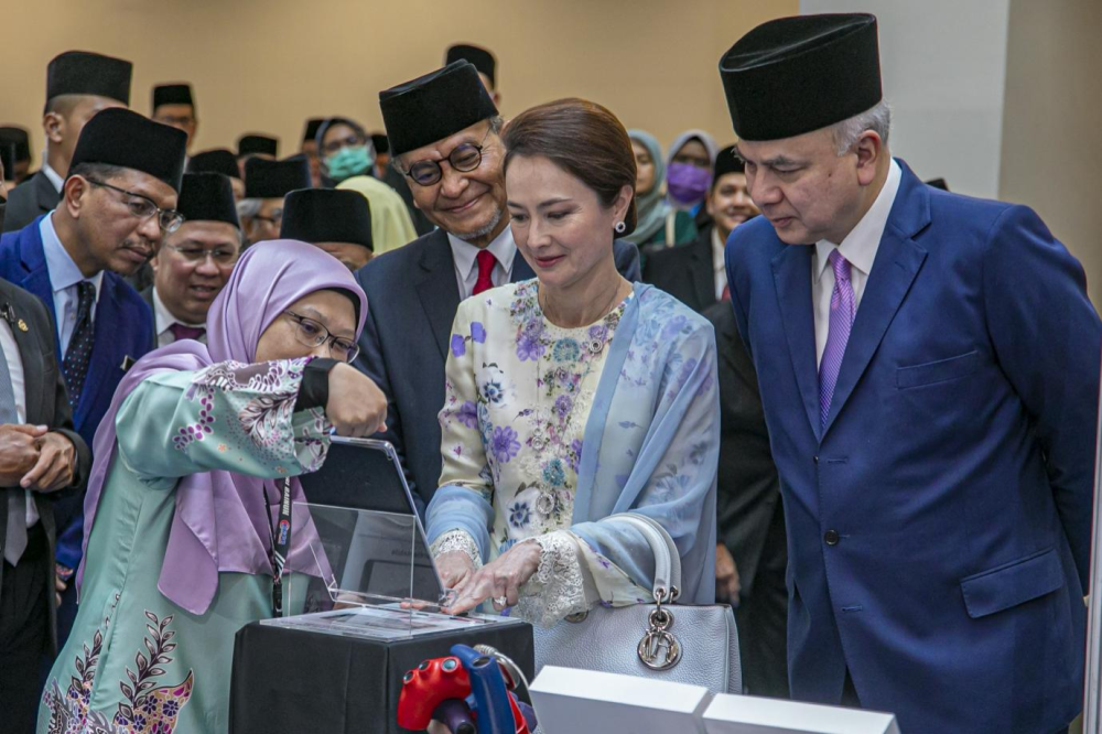 Sultan Nazrin bersama Raja Permaisuri Perak, Tuanku Zara Salim mendengar penerangan mengenai pameran kesihatan dalam majlis merasmikan Kompleks Wanita, Kanak-Kanak dan Kardiologi (KWKK) Hospital Raja Permaisuri Bainun (HRPB), Ipoh, Februari lalu.