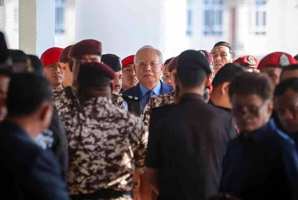 Najib (tengah) hadir di Kompleks Mahkamah Kuala Lumpur pada Rabu. Foto Bernama