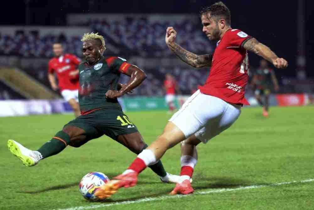 Penyerang Sabah FC, Miguel Angel (kanan) cuba melepasi pemain pertahanan Kedah Darul Aman FC Jose Cleylton (kanan) pada saingan Liga Super di Stadium Likas hari ini. Foto Bernama