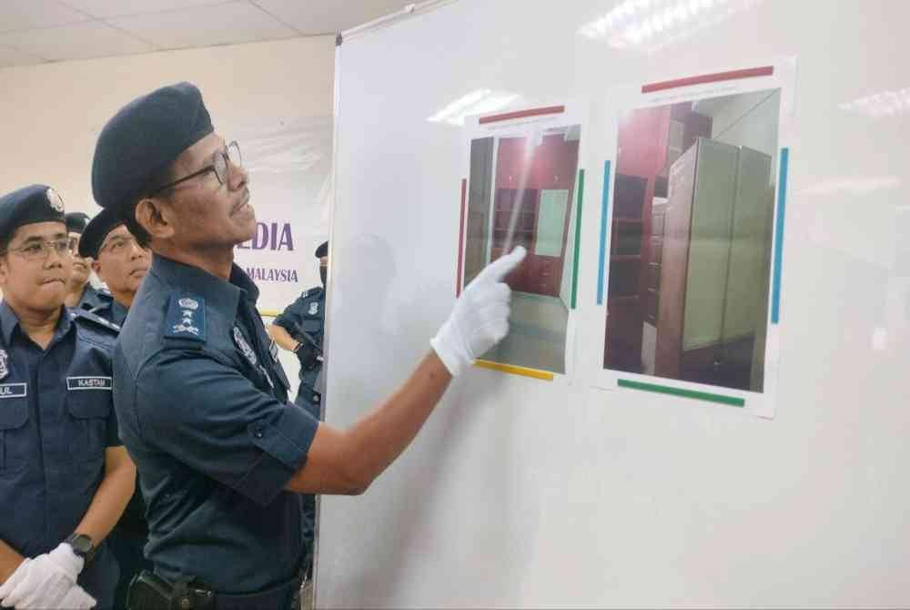 Rohaizad menunjukkan gambar bilik rahsia yang ditemui di sebuah rumah di Permatang Pauh yang dijadikan stor untuk menyimpan rokok tidak berkastam.