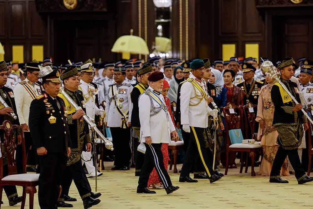 Sultan Ibrahim dan Raja Zarith Sofiah berangkat menghadiri Istiadat Pengurniaan Darjah Kepahlawanan Pasukan Polis dan Pingat Keberanian (DKPP) Tahun 2024 di Balairung Seri, Istana Negara pada Rabu. Foto Bernama