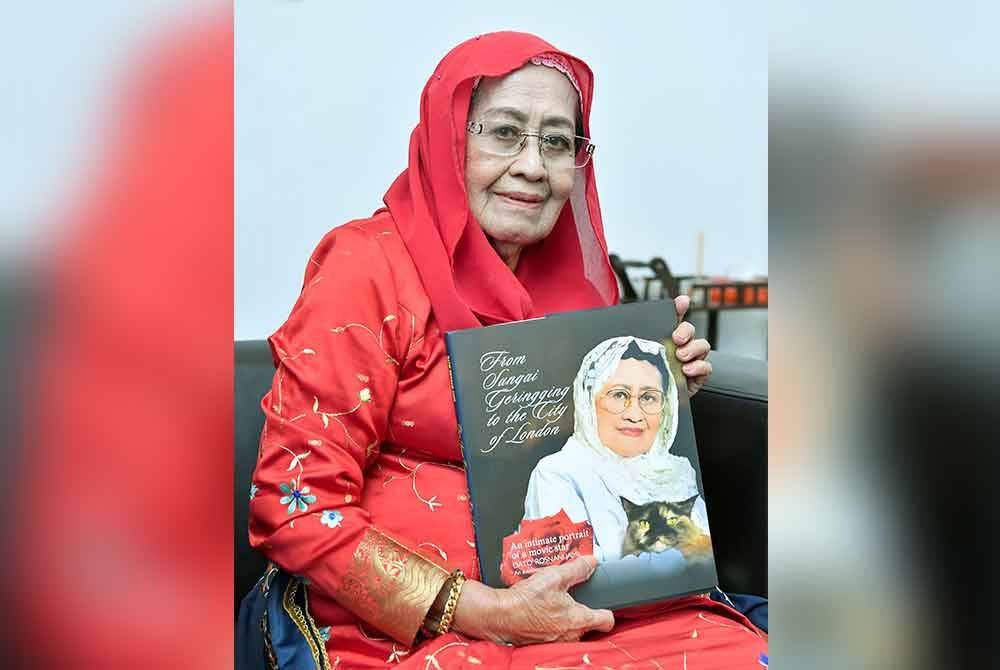 Rosnani menunjukkan Buku Biografi &#039;From Sungai Geringging to City of London&#039; Datuk Rosnani Jamil versi bahasa Inggeris yang dilancarkan di Pustaka Raja Tun Uda, Seksyen 13, Shah Alam pada Selasa. Foto Bernama