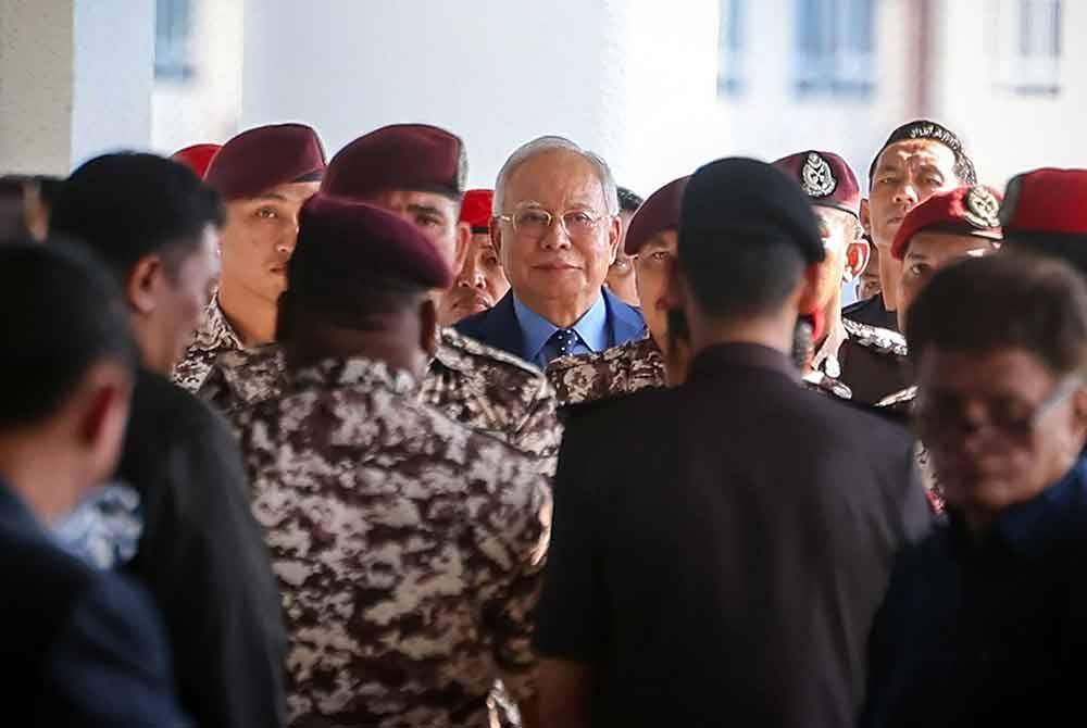 Bekas Perdana Menteri, Datuk Seri Najib Tun Razak (tengah) hadir di Kompleks Mahkamah Kuala Lumpur pada Rabu. Foto Bernama