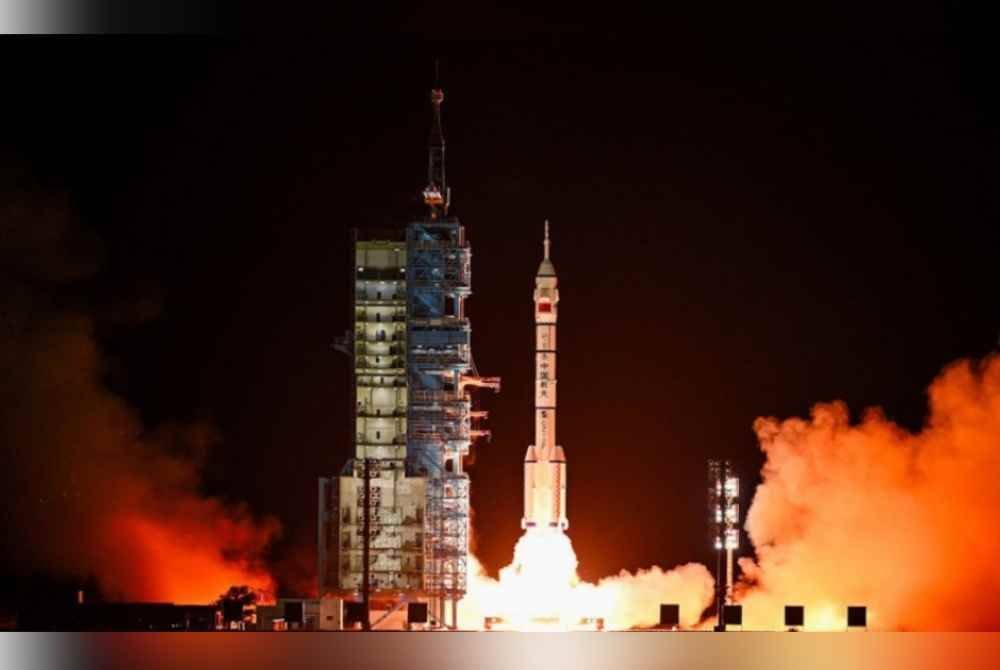 China berjaya melancarkan kapal angkasa lepas Shenzhou-19 dengan roket pembawa Long March-2F dari Pusat Pelancaran Satelit Jiuquan, barat laut China pada 4.27 pagi tadi.