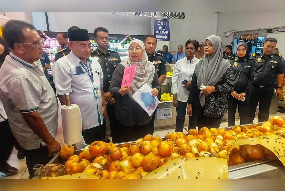 Fuziah (tiga dari kiri) ketika meninjau tanda harga khas merah jambu sempena SHMMP Deepavali 2024.