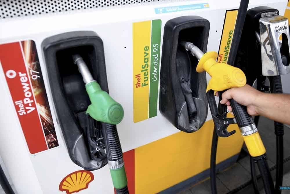 Harga runcit petrol RON97 dan RON95 di seluruh negara kekal tidak berubah masing-masing pada paras RM3.19 serta RM2.05 seliter bagi tempoh Khamis sehingga 1 November. Gambar hiasan 