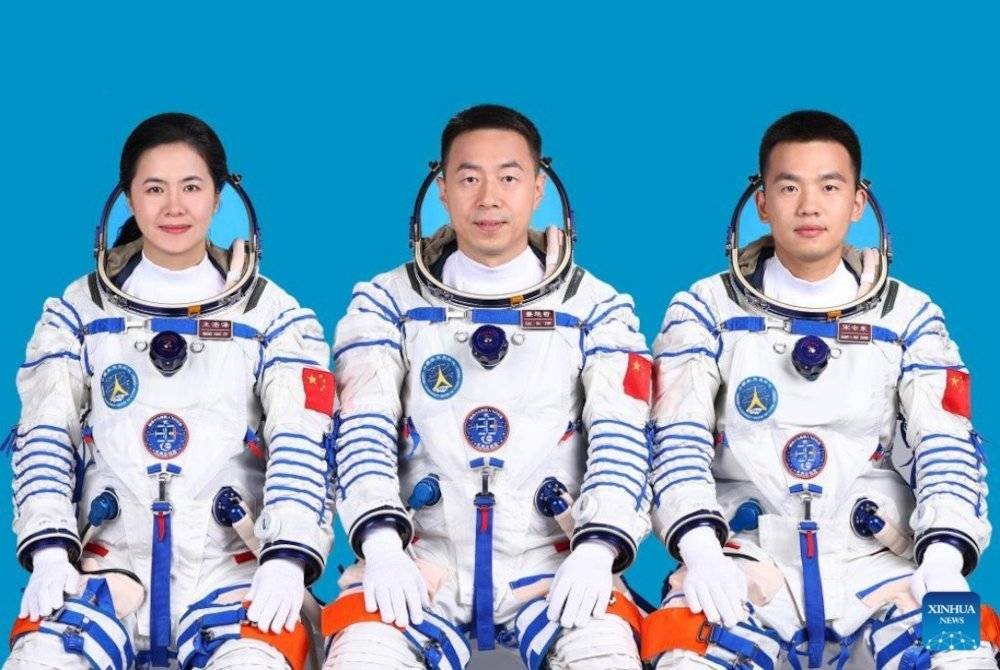 Tiga angkasawan berjaya berlabuh di stesen angkasa lepas China selepas pelancaran kru Shenzhou-19 awal Rabu.