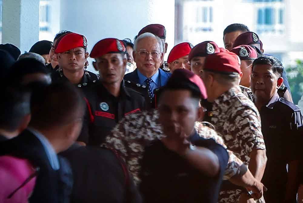 Najib (tengah) hadir di Kompleks Mahkamah Kuala Lumpur, pada Rabu. Foto Bernama