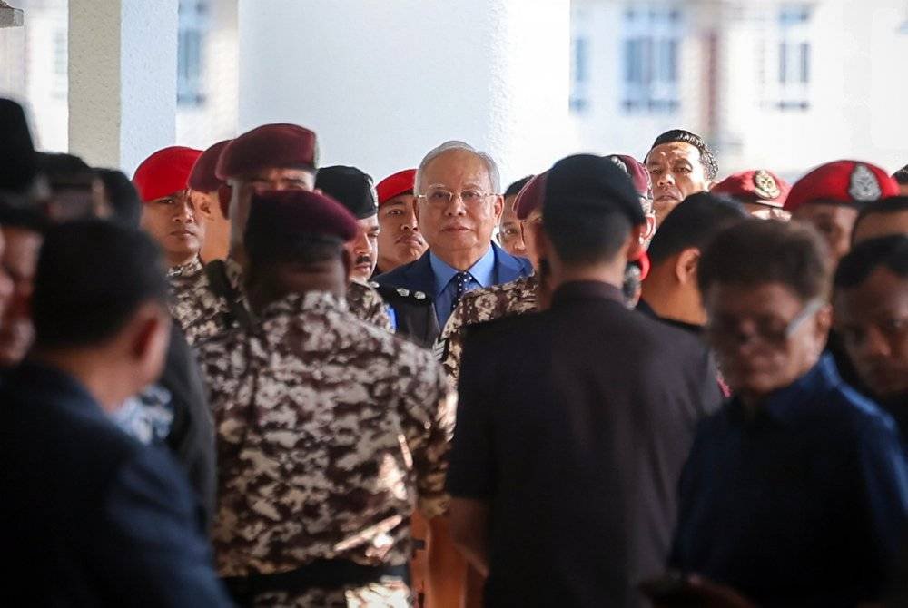 Najib (tengah) hadir di Kompleks Mahkamah Kuala Lumpur hari ini. Foto Bernama