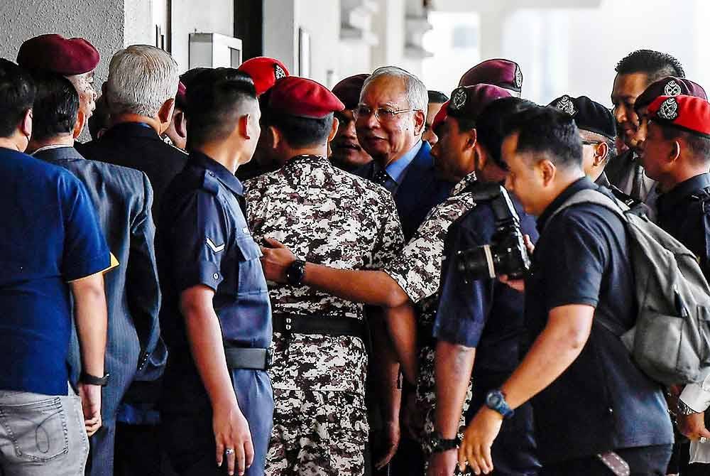 Najib (tengah) hadir di Kompleks Mahkamah Kuala Lumpur hari ini. Foto Bernama