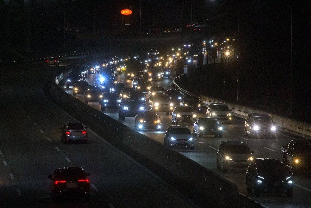 LLM memaklumkan trafik bergerak perlahan di Lebuhraya Kuala Lumpur-Karak, dari Plaza Tol Gombak ke Genting Sempah susulan peningkatan jumlah kenderaan. Foto hiasan