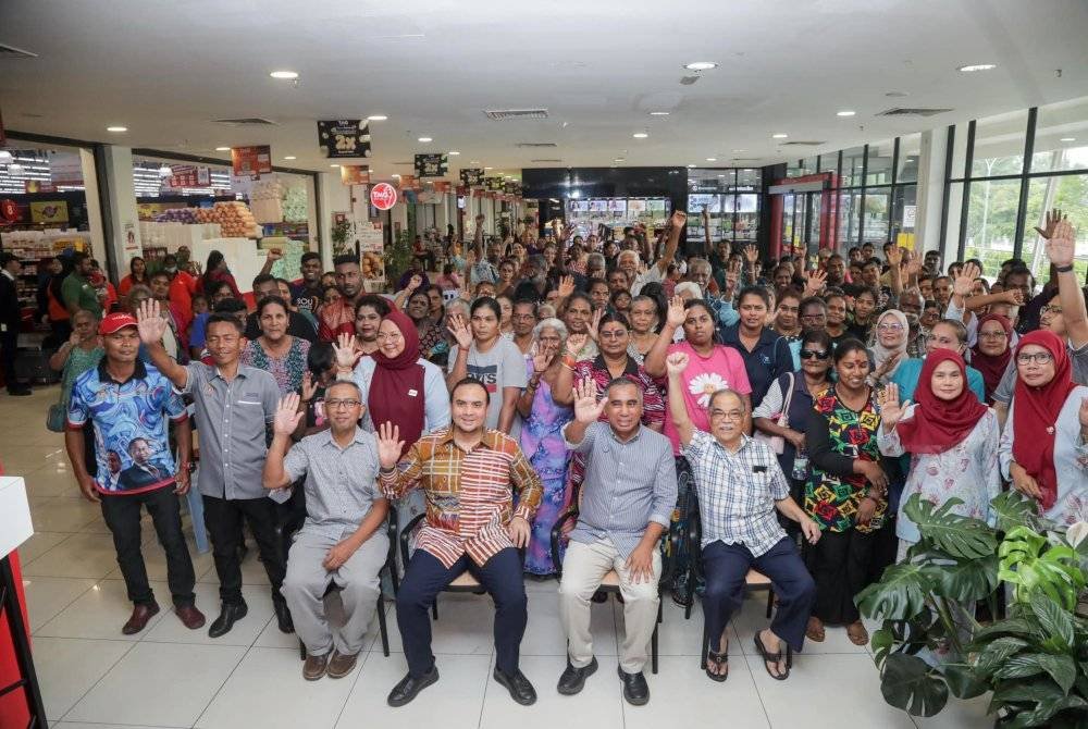 Anwar turut berkongsi mengenai program Setiausaha Politik beliau, Datuk Ahmad Farhan Fauzi yang menyantuni masyarakat India di sekitar Parlimen Indera Mahkota di Kuantan semalam sempena Majlis Penyampaian Baucar Deepavali 2024. Foto Facebook Anwar Ibrahim