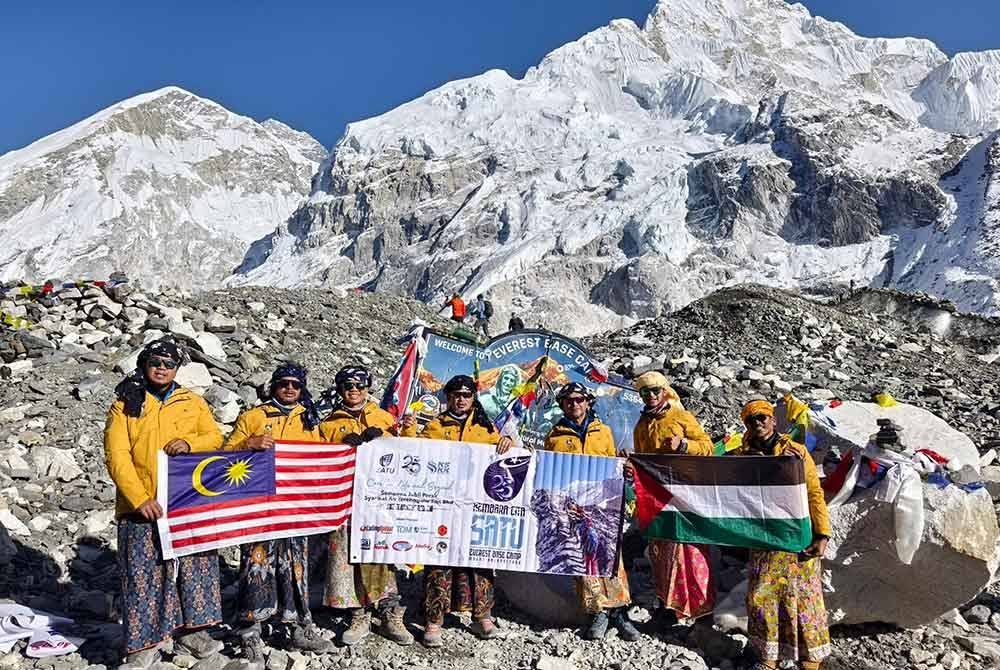 Dari kiri: Mohd Izwan, Mohd Ghazali, Mohamad Salam, Muhamad Rafi, Abdul Karim, Mohd Yusri, Hairry Helmy memakai kain batik Terengganu dan semutar sambil mengibarkan bendera Malaysia dan Palestin sebaik tiba Kem Pangkalan Everest di Kathmandu, Nepal, Selasa lalu.