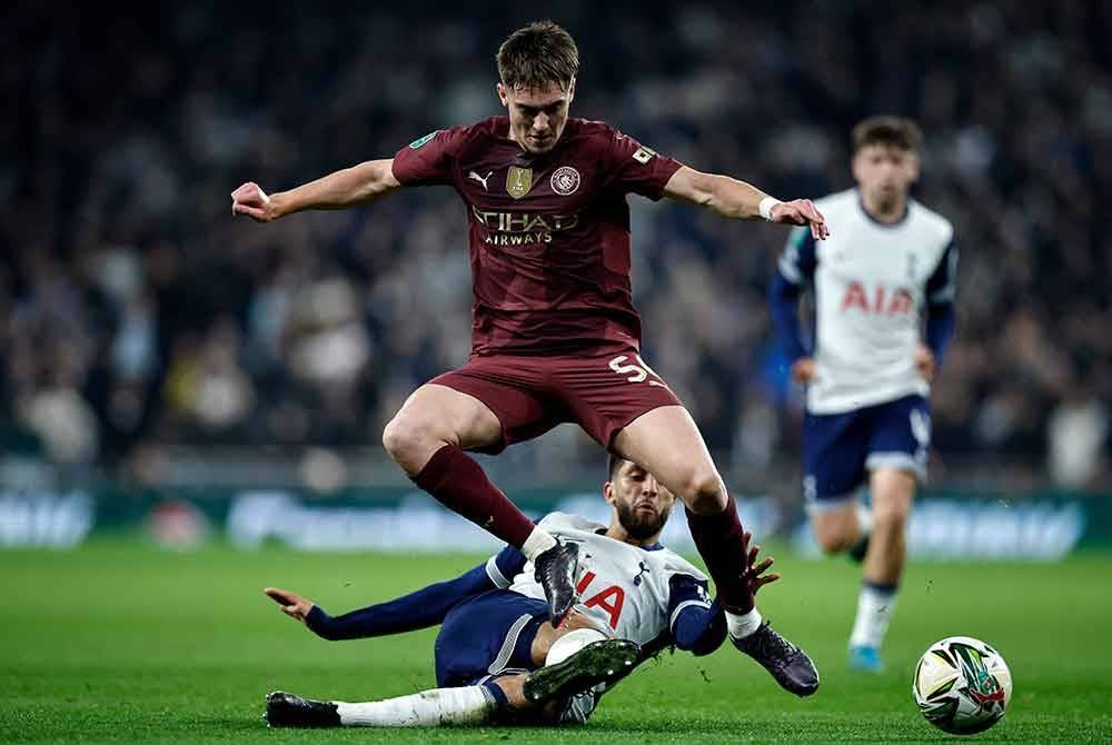 Pemain City, Jacob Wright diasak oleh pemain Tottenham Hotspur, Rodrigo Bentancur dalam aksi Piala Liga pada Khamis. FOTO: AFP