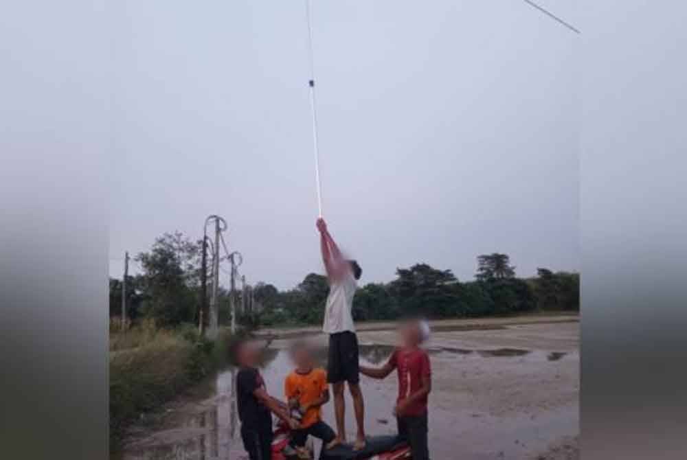 Seorang remaja lelaki maut manakala empat yang lain cedera selepas terkena renjatan elektrik di kawasan sawah, di Kampung Tanjung Putus, di sini, pada Rabu.