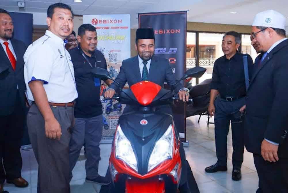 Wan Rohimi mencuba motosikal EV pada Majlis Pelancaran Projek Motosikal EV di Kompleks Kota Darulnaim, Kota Bharu.