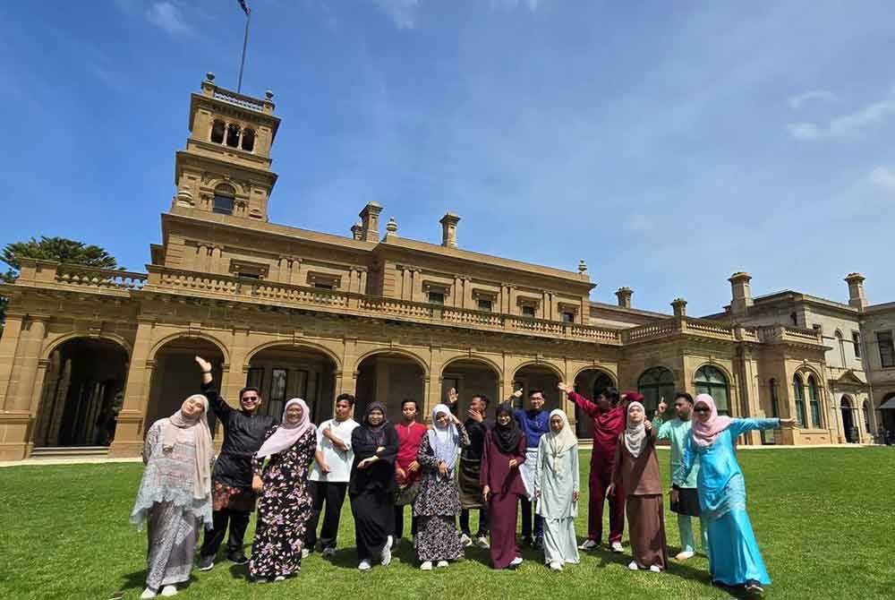 Sekumpulan pelajar UMK mengenakan pakaian baju Melayu dan kurung sempena International Community Exchange Programme in Melbourne, Australia 2024 (ICX 2024) menarik perhatian ramai.