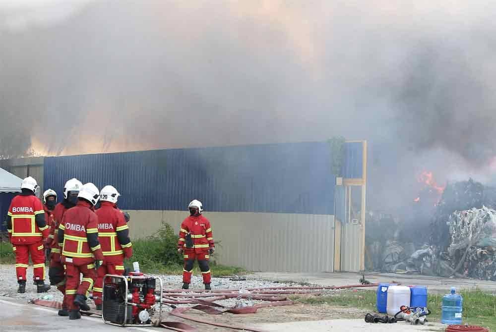 Sebanyak 95 peratus kawasan kebakaran di sebuah tapak pengumpulan bahan kitar semula di Jalan Padang Tembak, Kawasan Perindustrian Pengkalan Chepa di Kota Bharu telah berjaya dikawal dan dijangka selesai sepenuhnya hari ini. Foto Bernama