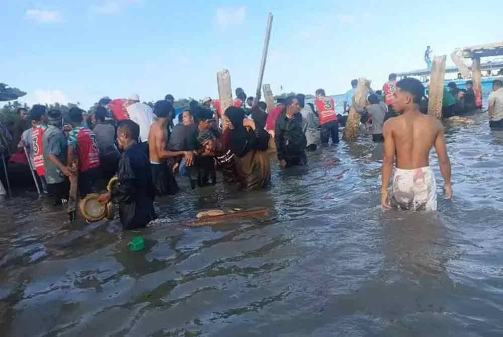 Sebuah jeti yang diperbuat daripada konkrit dan kayu di wilayah Maluku runtuh pada petang Rabu semasa kempen pilihan raya tempatan, mengorbankan lapan nyawa dan mencederakan 11 yang lain.