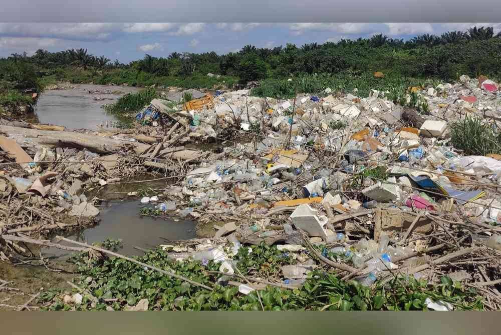 Keadaan longgokan sampah sarap yang tersangkut menyebabkan aliran air sungai tidak dapat bergerak lancar.