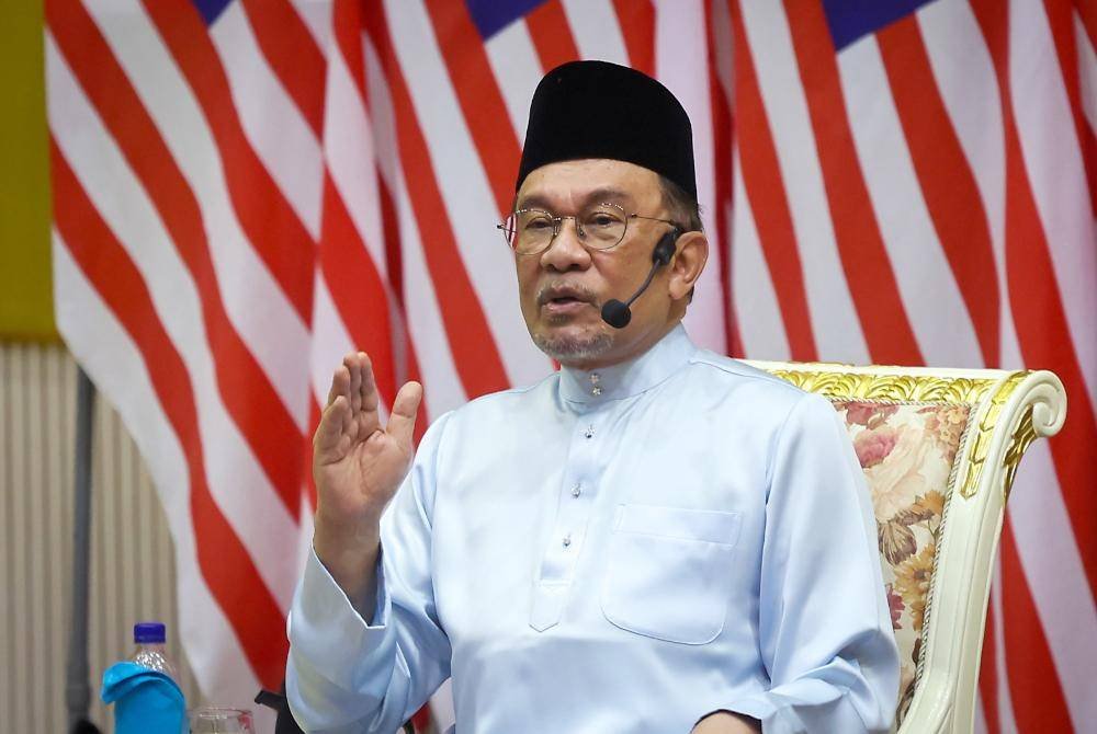 Perdana Menteri, Datuk Seri Anwar Ibrahim bercakap pada Program Temu Anwar di Universiti Pertahanan Nasional Malaysia (UPNM) pada Jumaat. Foto Bernama