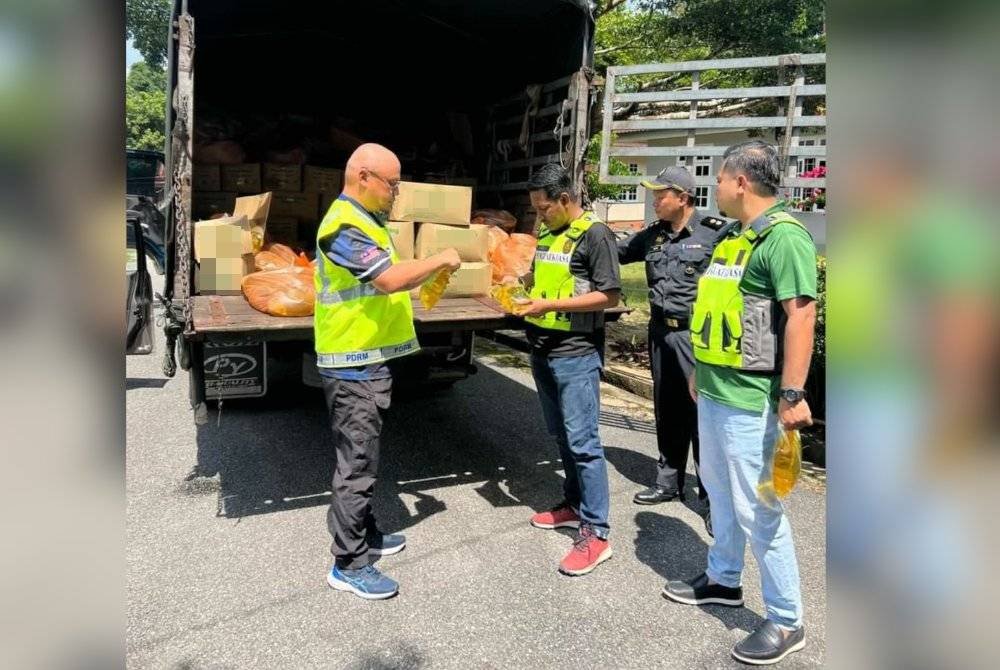 KPDN Kelantan menggagalkan cubaan menyeludup 8,534kg minyak masak peket ke Thailand selepas menahan sebuah lori dan dua buah kereta di Kampung Bukit Payong, Kelewek, Tanah Merah pada Khamis.