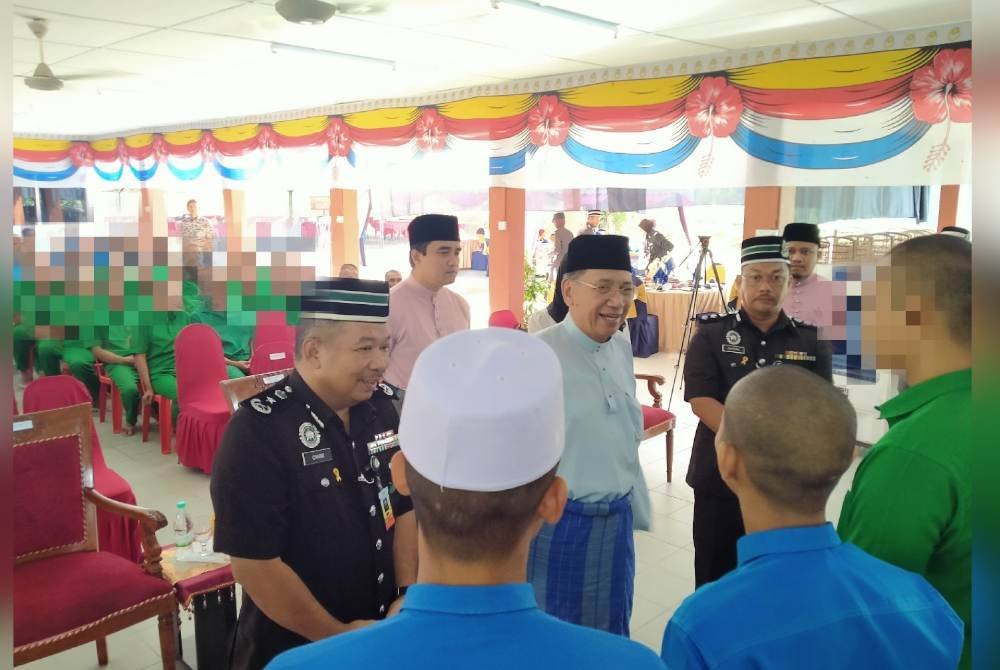 Mohd Zahidi (tengah) bertemu dengan tahanan sempena Majlis Penyerahan Sumbangan Makanan Kepada Prospek Bersempena Sambutan Ulang Tahun Hari Keputeraan Duli Yang Maha Mulia Paduka Seri Sultan Perak Darul Ridzuan di Kelab Golf Pusat Koreksional Kamunting di sini pada Jumaat.
