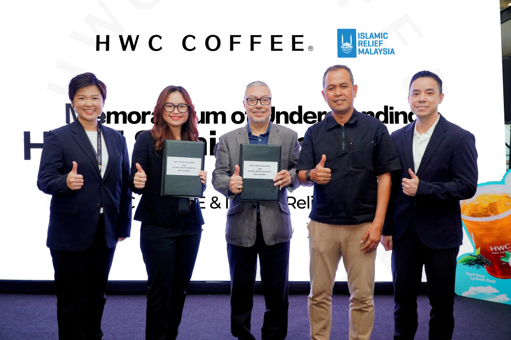 Majlis tersebut dihadiri oleh COO HWC Coffee Malaysia Penny Chan (kiri) bersama CEO of HWC Coffee Malaysia Zenda Ng, Chairman of the Board of Trustees Islamic Relief Malaysia Dato&#039; Sri Syed Saleh Syed Abdul Rahman, 4th Presiden Ansara Malaysia AR. NOOR AZIZEE ABD AZIZ dan CMO HWC Coffee Malaysia Edmund Lai di Memorandum Persefahaman menandatangani HWC Coffee Malaysia dengan Islamic Relief Malaysia (IRM) yang berlangsung di cawangan HWC Coffee di Cyberjaya.
