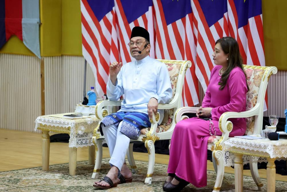 Perdana Menteri, Datuk Seri Anwar Ibrahim bercakap pada Program Temu Anwar di Universiti Pertahanan Nasional Malaysia (UPNM) pada Khamis. Foto Bernama