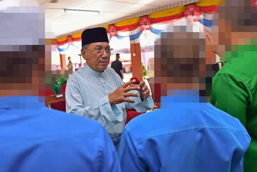 Orang Kaya Bendahara Seri Maharaja, Jen (B) Tan Sri Dr Mohd Zahidi Zainuddin menyantuni prospek yang hadir pada Majlis Penyerahan Sumbangan Makanan Kepada Prospek Sempena Sambutan Ulang Tahun Keputeraan ke-68 Sultan Perak, Sultan Nazrin Shah di Pusat Koreksional Kamunting pada Jumaat. Foto Bernama