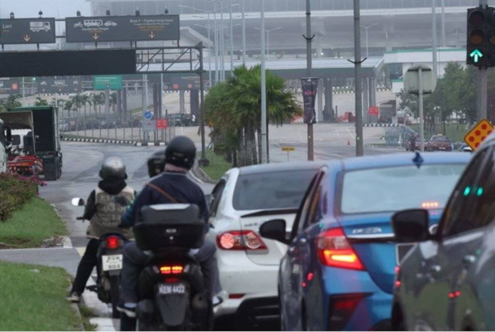 Paling ramai masuk ke Thailand melalui Bukit Kayu Hitam yang bersempadan dengan pekan Sadao, Songkhla. Gambar fail Bernama