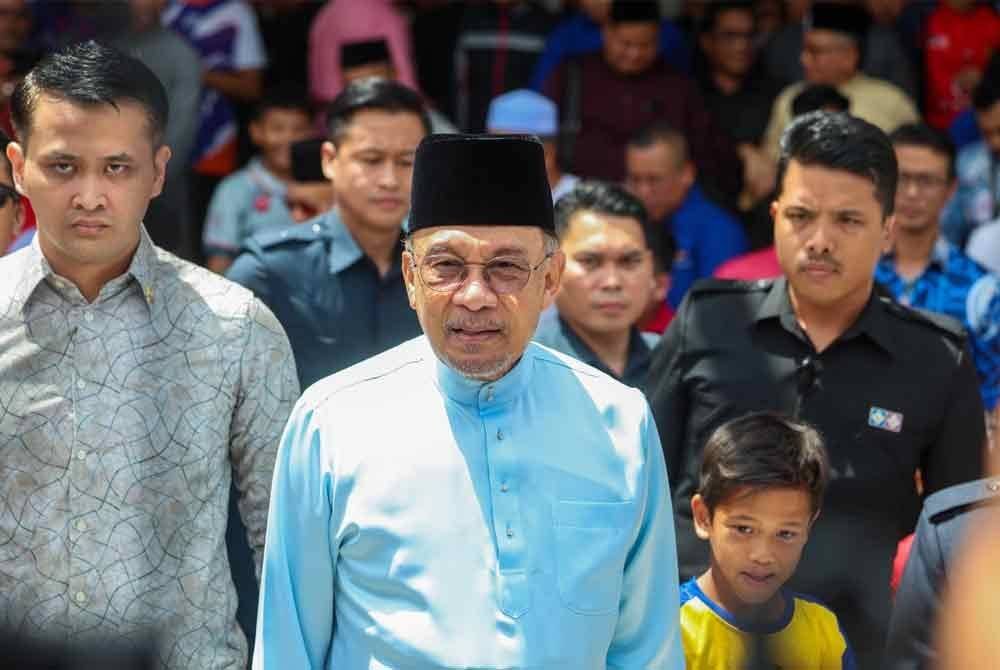 Anwar ketika hadir bagi menunaikan solat Jumaat bersama warga Universiti Pertahanan Nasional Malaysia (UPNM) (UPNM) di UPNM hari ini. Foto Bernama